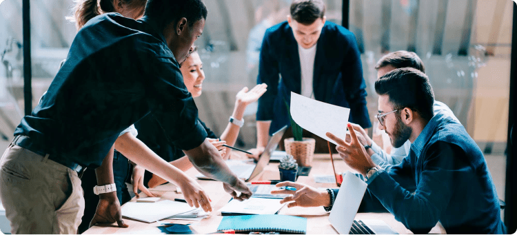 Equipo trabajando juntos en una empresa