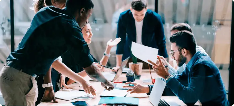 Equipo trabajando juntos en una empresa