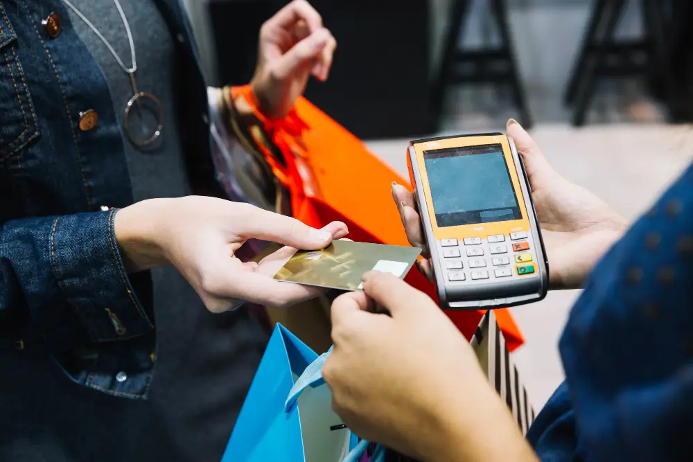 Pagando con la tarjeta de crédito en un comercio
