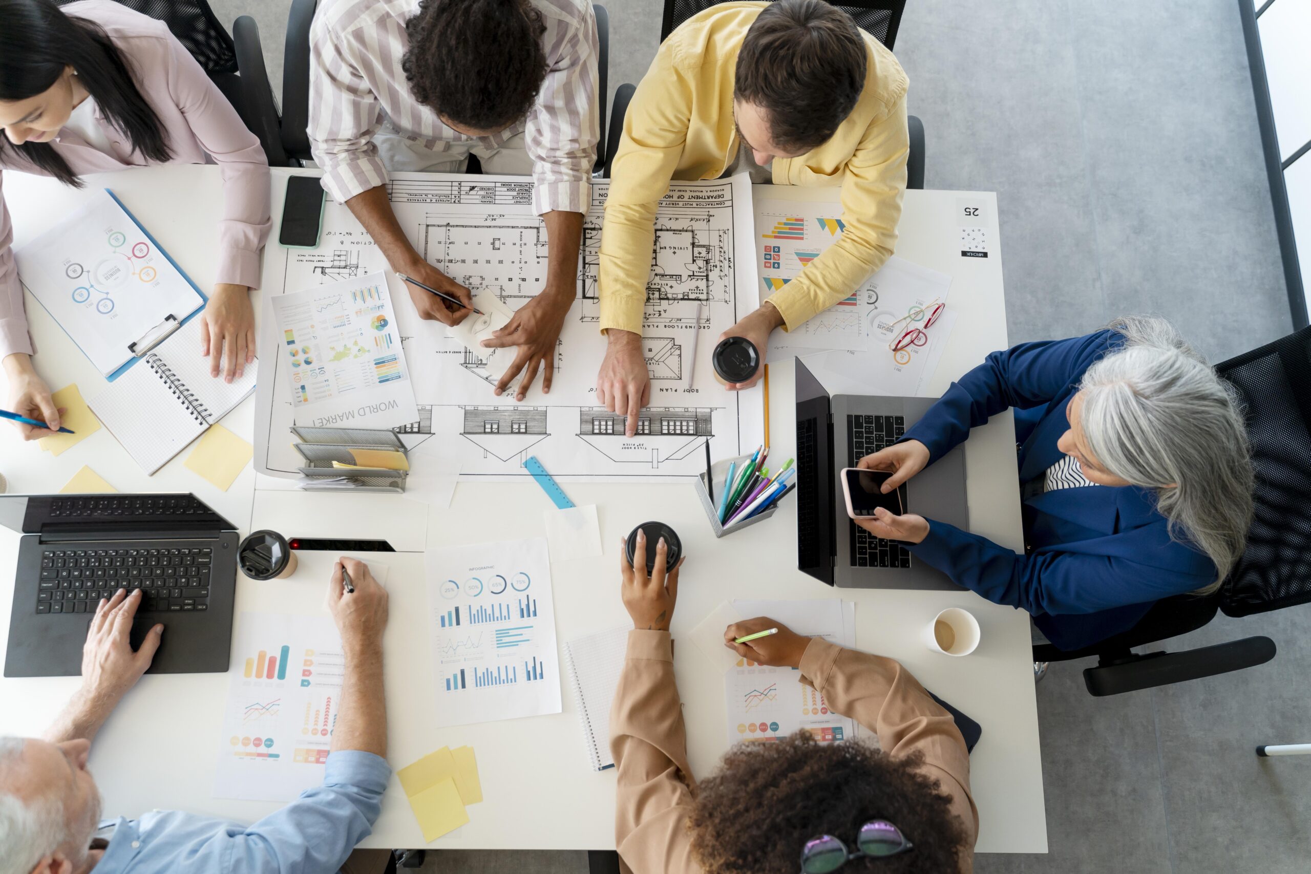 Equipo trabajando en sus proyectos