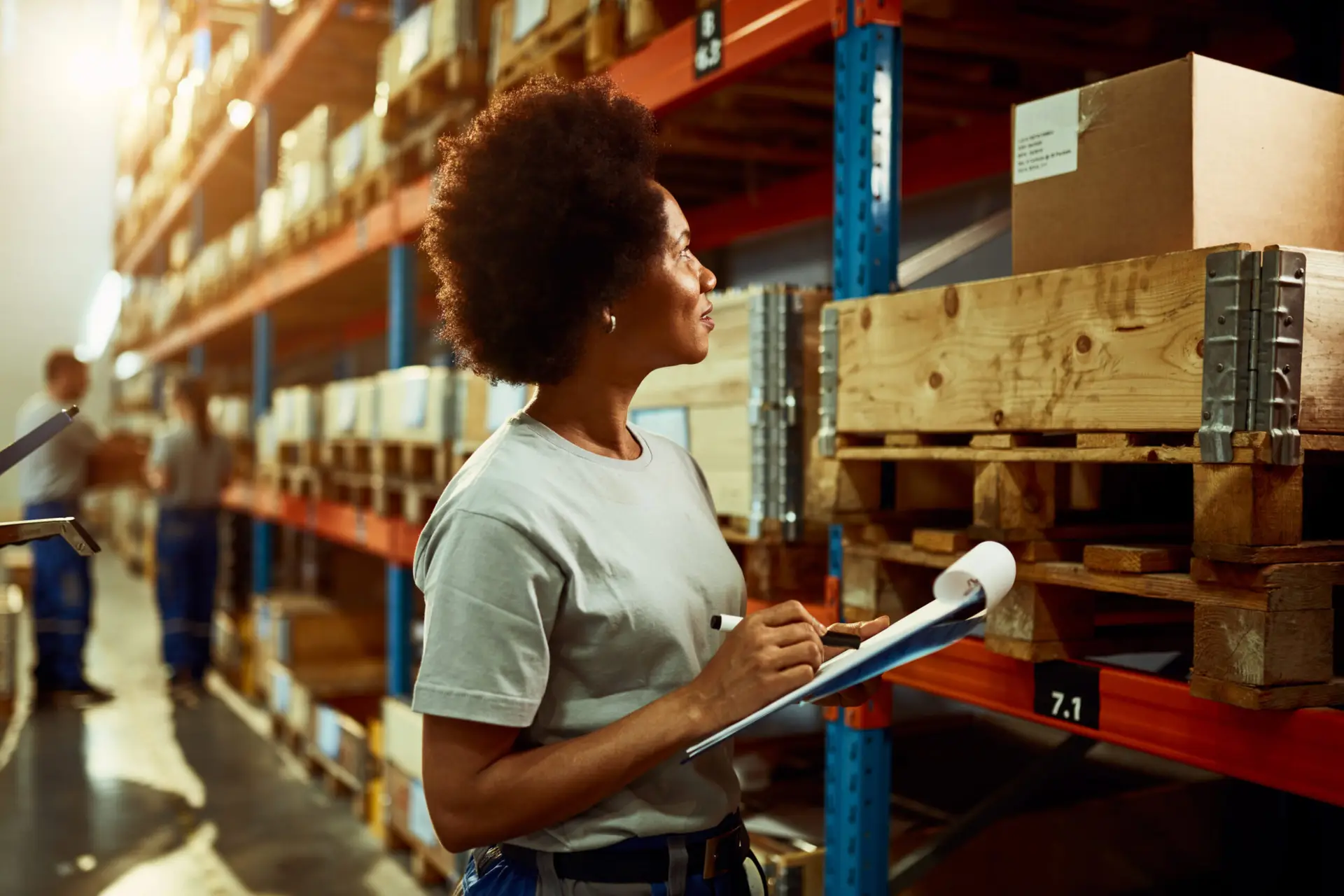 Mujer trabajando en el almacén haciendo la gestión de stock